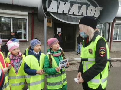 «103 всегда впереди! Уступи дорогу скорой помощи»