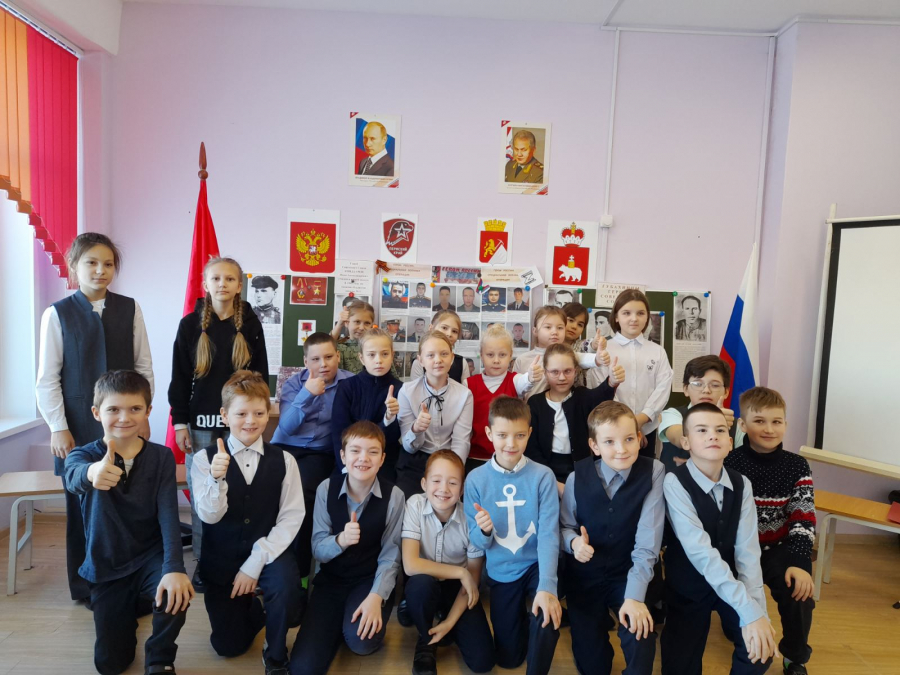 Юнкоры школы оформили к дню Героев России